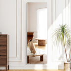 Platzsparender bruchsicherer Ganzkörperspiegel sicher an der Wand montiert.