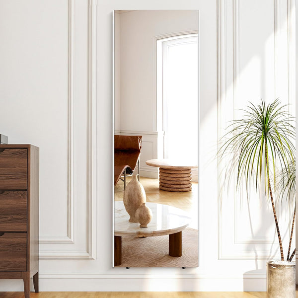 Platzsparender bruchsicherer Ganzkörperspiegel sicher an der Wand montiert.