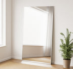 Bruchsicherer Ganzkörperspiegel, stilvoll an eine Wand gelehnt, ideal für moderne Wohnräume.