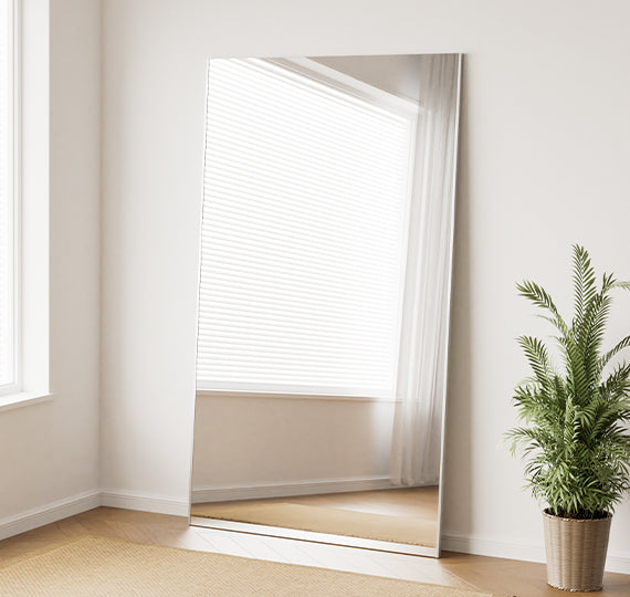 Bruchsicherer Ganzkörperspiegel, stilvoll an eine Wand gelehnt, ideal für moderne Wohnräume.
