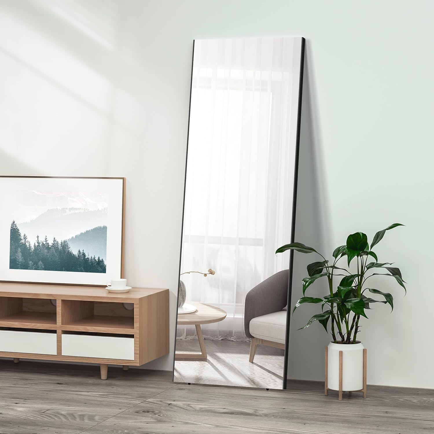 Bruchsicherer Ganzkörperspiegel in der Frontansicht mit elegantem Design und klarer Reflexion.