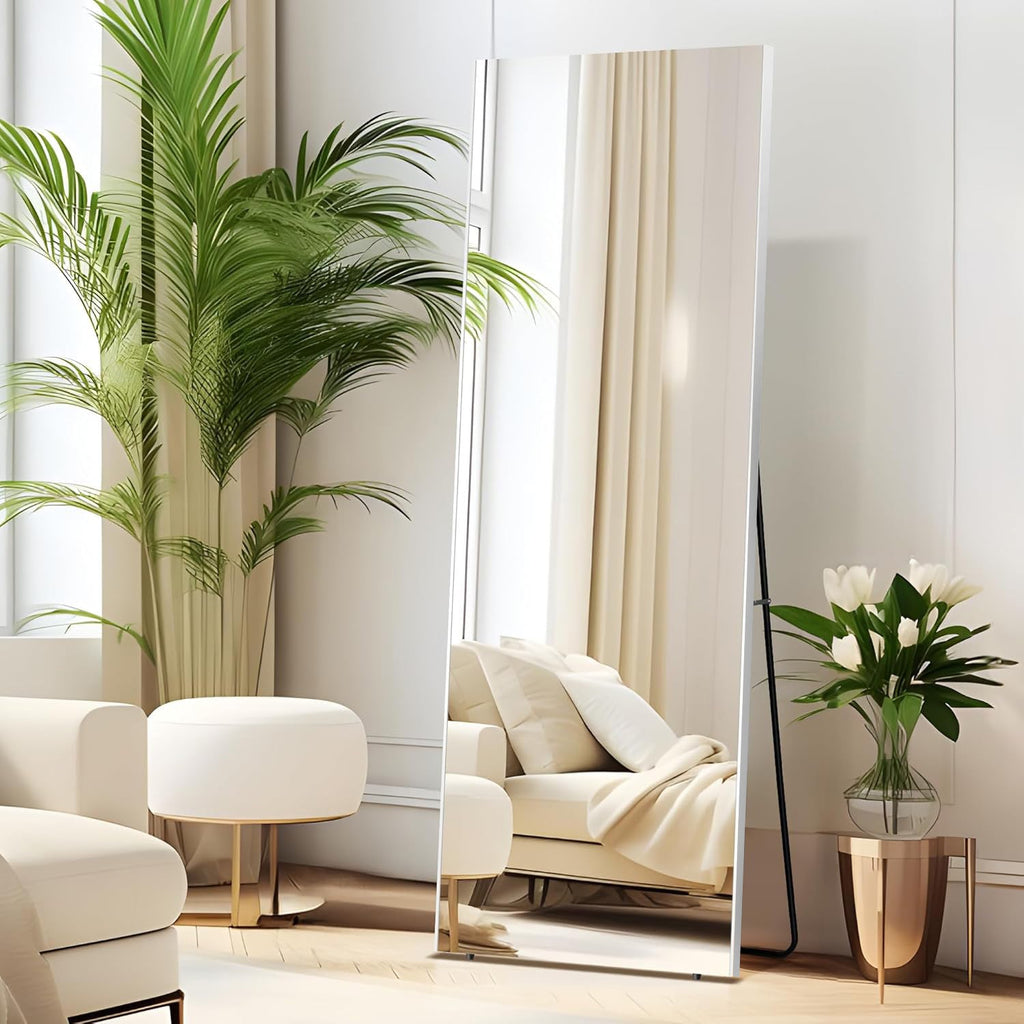 Bruchsicherer Ganzkörperspiegel aus seitlicher Perspektive mit schlankem Design