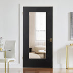 Bruchsicherer Ganzkörperspiegel platzsparend an einer Tür montiert, perfekt für kleine Räume und moderne Einrichtung.