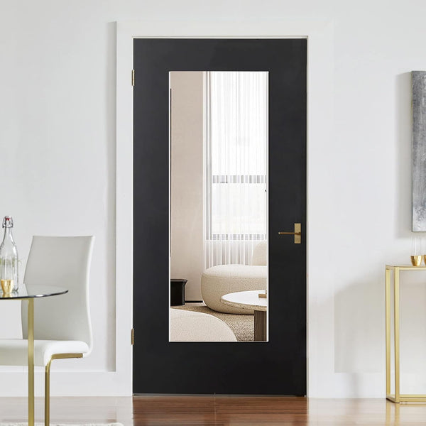 Bruchsicherer Ganzkörperspiegel platzsparend an einer Tür montiert, perfekt für kleine Räume und moderne Einrichtung.